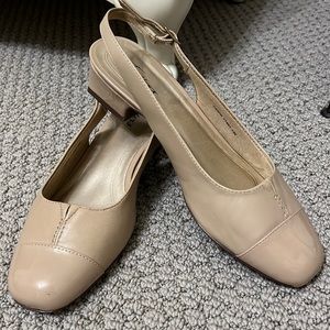 Trotters tan heels 7.5WW